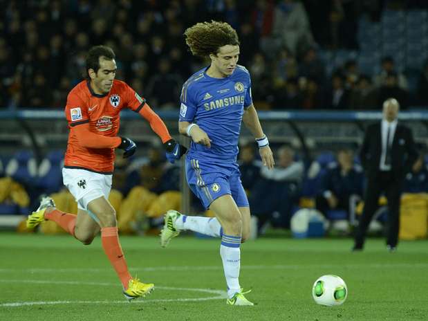 O Chelsea surpreendeu em sua escalação com o zagueiro brasileiro David Luiz atuando como volante, deixando Ramires no banco Foto: Ricardo Matsukawa / Terra