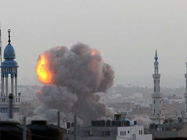 Explosão atinge construções durante uma ofensiva aérea israelense em Gaza Foto: AFP
