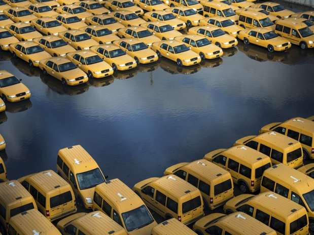 Estacionamento com novos táxis é inundado pela passagem do furacão Sandy por Nova Jersey Foto: AFP