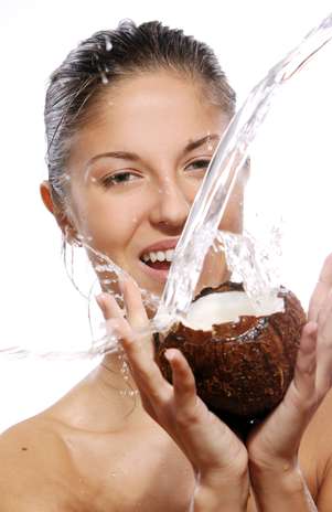 Receitas caseiras feitas com água de coco mantêm a pele saudável e macia durante as altas temperaturas Foto: Shutterstock