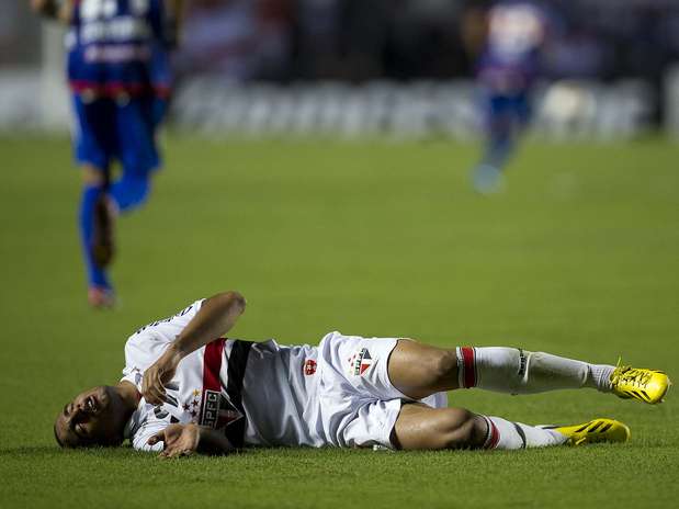 No primeiro tempo, Lucas levou cotovelada e se desentendeu com adversário no intervalo Foto: Bruno Santos / Terra