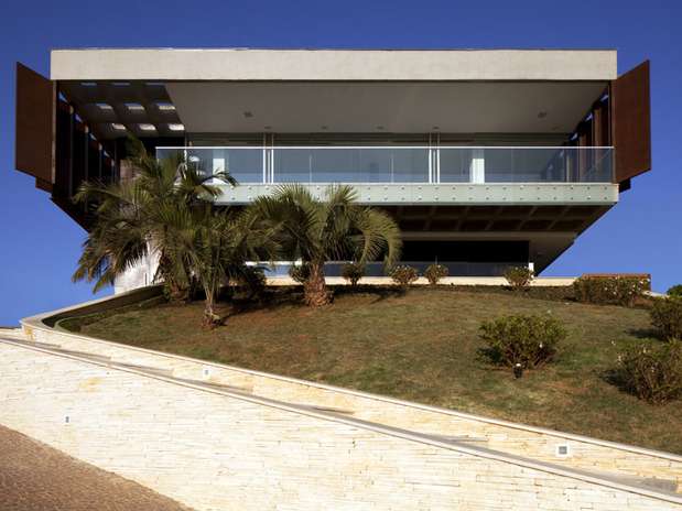 Olhando a casa de frente é possível ver os dois pavimentos, que não se completam até o fim Foto: Leonardo Finotti/Divulgação Arquitetos Associados