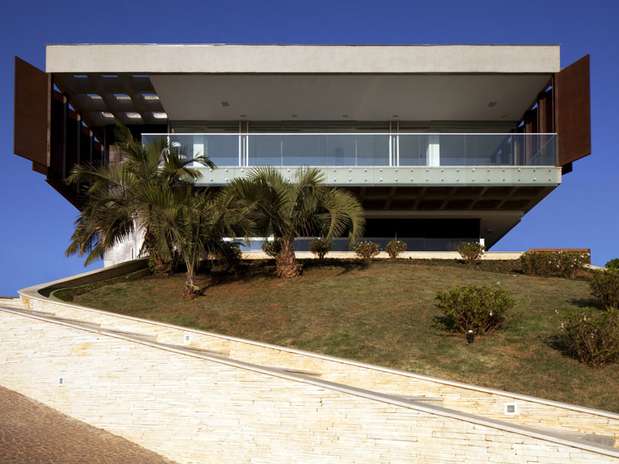 Olhando a casa de frente é possível ver os dois pavimentos, que não se completam até o fim  Foto: Leonardo Finotti/Divulgação Arquitetos Associados