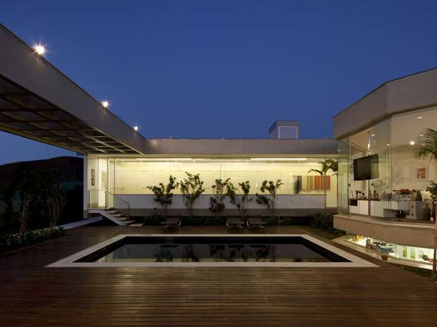 Na parte de trás do pavimento superior ficam as suítes da casa Foto: Leonardo Finotti/Divulgação Arquitetos Associados