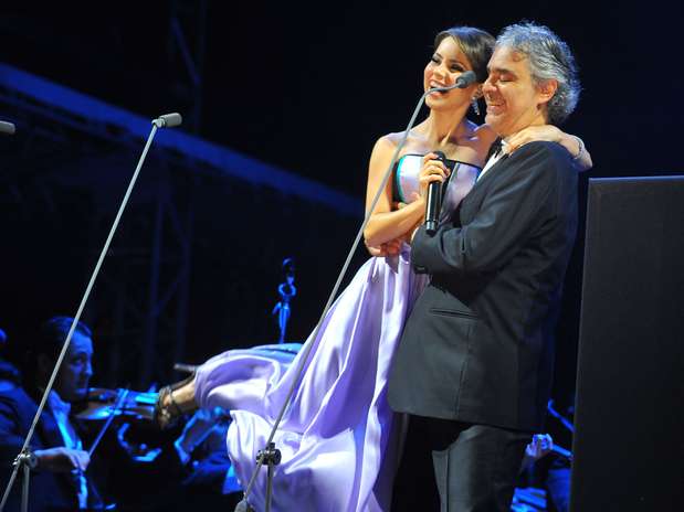 Andrea Bocelli recebeu Sandy, com quem gravou a canção 'Vivo Por Ella', no palco de sua única apresentação em São Paulo, nesta quinta-feira (13), no Jockey Club Foto: Marcelo Pereira / Terra