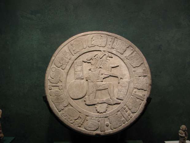 As profecias sobre o fim do mundo colocaram os maias em evidência. Quem visita a Cidade do México pode conhecer o Museu Nacional de Antropologia. Entre os itens do acervo estão esculturas que revelam como os maias utilizavam o calendário. Uma dessas peças é o Disco de Chinkultik Foto: Szfry/Flickr.com As profecias sobre o fim do mundo colocaram os maias em evidência. Quem visita a Cidade do México pode conhecer o Museu Nacional de Antropologia. Entre os itens do acervo estão esculturas que revelam como os maias utilizavam o calendário. Uma dessas peças é o Disco de Chinkultik Foto: Szfry/Flickr.com
