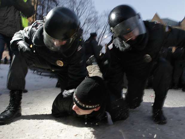 Centenas de pessoas estavam reunidas perto da praça Lubianka, onde fica a sede dos serviços de segurança Foto: Maxim Shemetov / Reuters