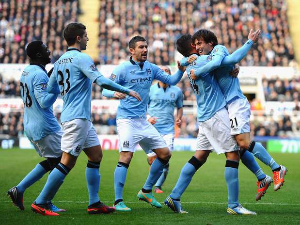 Manchester City tenta alcançar o rival Manchester United na ponta da tabela Foto: Getty Images