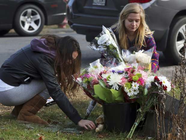 Com flores e um urso de pelúcia, americanas choram por vítimas de massacre em escola primária Foto: AP