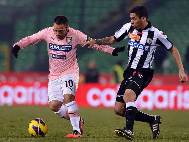 Miccoli tenta levar a marcação em empate em Udine Foto: Getty Images