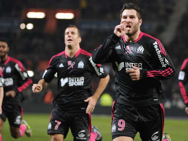 Com chute no ângulo, Gignac (à dir.) marcou o gol da sofrida vitória do Olympique de Marselha Foto: AFP Com chute no ângulo, Gignac (à dir.) marcou o gol da sofrida vitória do Olympique de Marselha Foto: AFP