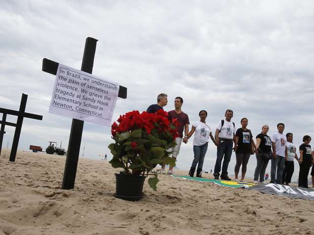 Cruzes foram plantadas na praia de Copacabana pela ONG Rio de Paz em memória das vítimas do tiroteio na escola dos EUA Foto: Reuters
