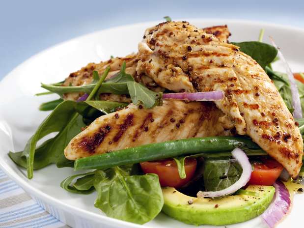 Alimentos ricos em proteína, como frango, peixe e clara de ovo, ajudam a acelerar o metabolismo Foto: Getty Images