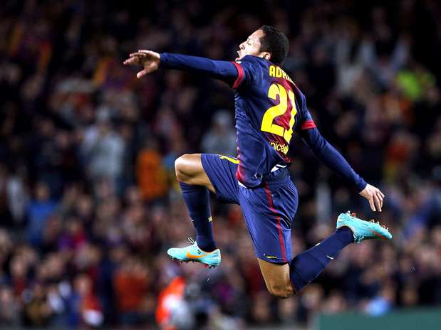 Primeiro gol do Barcelona foi anotado pelo lateral brasileiro Adriano, em belo chute de fora da área Foto: EFE