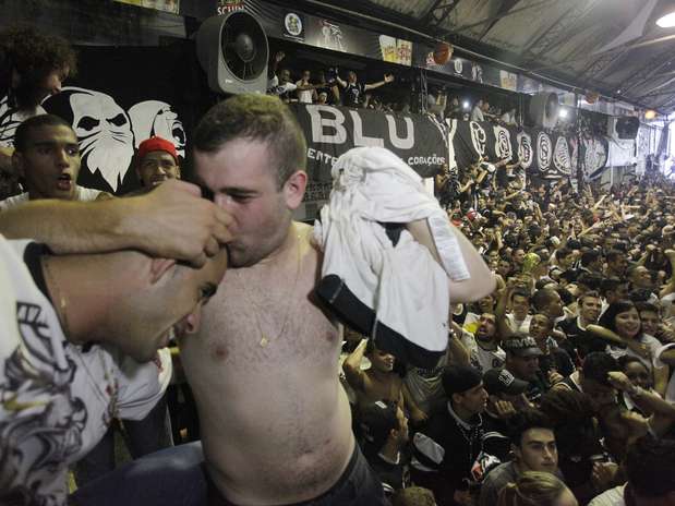 Os torcedores do Corinthians não dormiram só para acompanhar a final do Mundial de Clubes contra o Chelsea, no Japão. A recompensa chegou com a vitória do time por 1 a 0, gol de Guerrero, e a conquista do bicampeonato mundial. Na quadra da principal torcida organizada do Corinthians, a emoção e a vibração foi enorme, levando muitos torcedores à lágrimas neste domingo. Veja fotos da comemoração alvinegra: Foto: AP