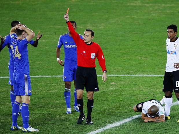 Cahill disse que toque leve que deu em Emerson não derrubaria nem sua filha de um ano de idade Foto: Reuters Cahill disse que toque leve que deu em Emerson não derrubaria nem sua filha de um ano de idade Foto: Reuters