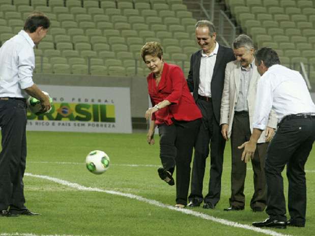 Dilma Rousseff deu o pontapé inicial no novo Castelão, que será usado na Copa de 2014 e na Copa das Confederações Foto: LC Moreira / Futura Press