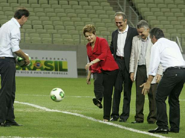 Dilma Rousseff deu o pontapé inicial no novo Castelão, que será usado na Copa de 2014 e na Copa das Confederações Foto: LC Moreira / Futura Press Dilma Rousseff deu o pontapé inicial no novo Castelão, que será usado na Copa de 2014 e na Copa das Confederações Foto: LC Moreira / Futura Press