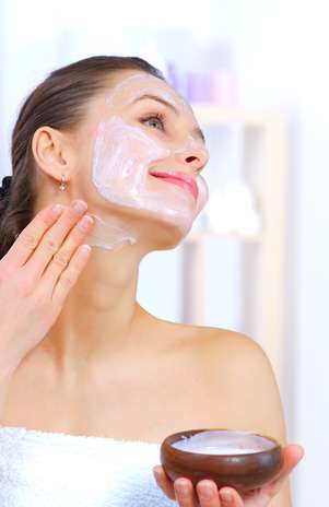 Papa caseira de banana verde age contra a acne e garante renovação celular Foto: Shutterstock Papa caseira de banana verde age contra a acne e garante renovação celular Foto: Shutterstock