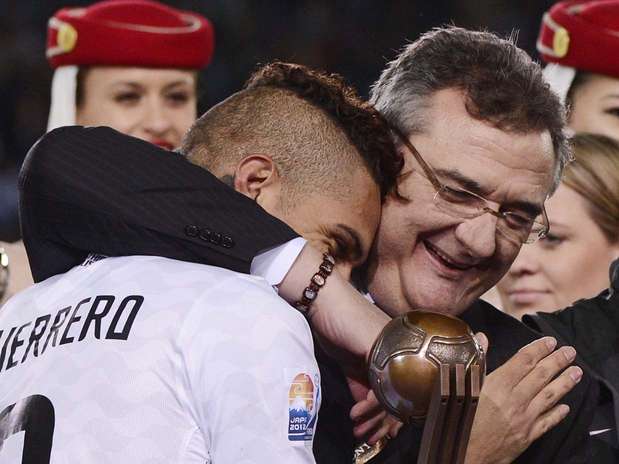 Presidente do Corinthians, Gobbi abraça autor do gol do título mundial, o atacante Paolo Guerrero Foto: Ricardo Matsukawa / Terra Presidente do Corinthians, Gobbi abraça autor do gol do título mundial, o atacante Paolo Guerrero Foto: Ricardo Matsukawa / Terra
