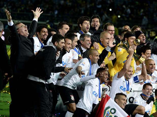 Presidente do Corinthians, Mario Gobbi (à esq.), comemora ao lado do elenco campeão mundial Foto: Ricardo Matsukawa / Terra Presidente do Corinthians, Mario Gobbi (à esq.), comemora ao lado do elenco campeão mundial Foto: Ricardo Matsukawa / Terra