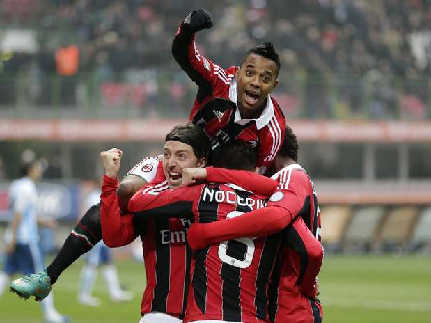 Milan contou com dois gols contras do rival para vencer por 4 a 1 Foto: AP