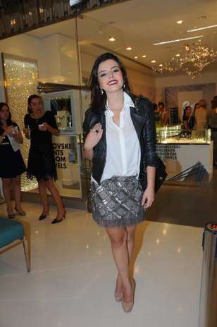 Giovanna Lancellotti usa saia com brilhos e combina o item com peças clássicas, como o camisa branca e a jaqueta de couro Foto: Francisco Oliveira / AgNews