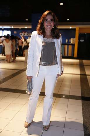 Totia Meireles usa top prateado com blazer e calça brancos Foto: Roberto Filho / AgNews