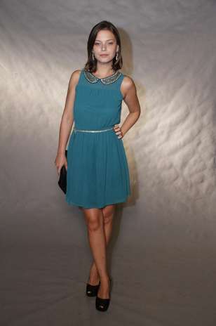 Milena Toscano usa vestido com detalhes dourados sobre tecido azul. O brilho no tom \"esquenta\"produções em cores frias. Aposte Foto: Roberto Filho / AgNews