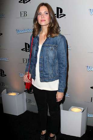 A atriz Mandy Moore optou pelo modelo ideal: golas do tamanho médio, bolsos tradicionais, nenhum detalhe extra Foto: Divulgação