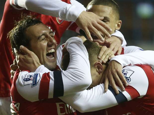 Cazorla marcou três vezes e deu uma assistência durante a goleada do Arsenal Foto: Reuters Cazorla marcou três vezes e deu uma assistência durante a goleada do Arsenal Foto: Reuters