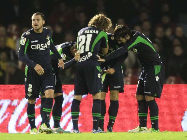 Betis chegou aos 28 pontos e colou no Málaga Foto: Reuters Betis chegou aos 28 pontos e colou no Málaga Foto: Reuters
