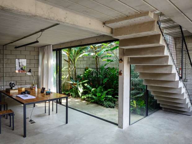 Na área interna da casa, o jardim se destaca pela integração com as salas, já que está separado destas apenas por uma porta de vidro Foto: Pedro Kok