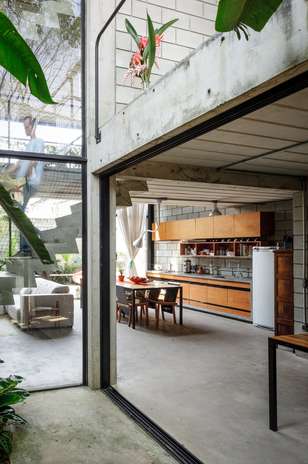 As salas e a cozinha são completamente integradas, sem nenhuma divisória, sendo que uma parte tem pé direito duplo e outra fica abaixo do mezanino Foto: Pedro Kok