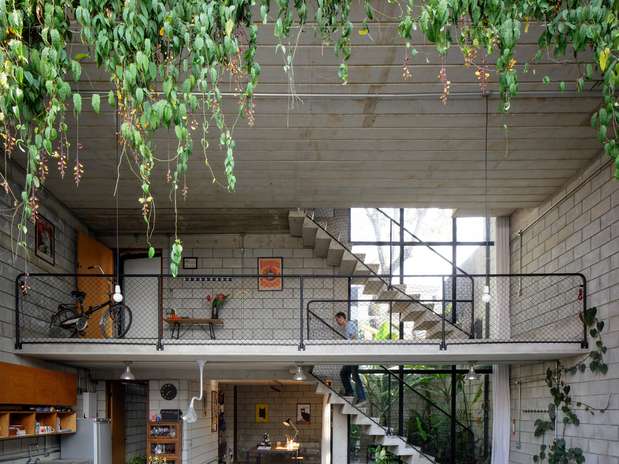 As escadas são de cimento sem nenhum acabamento, assim como o resto da casa. A opção foi priorizar o investimento em estruturas mais resistentes e não fazer acabamento Foto: Pedro Kok