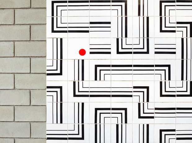 O painel que fica na frente da casa é de azulejo e foi feito por um artista plástico mineiro, numa releitura das obras de Athos Bulcão Foto: Pedro Kok