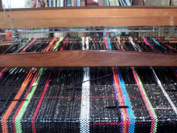 O tecelão desenvolveu tecidos com as fitas VHS e cassete Foto: Divulgação