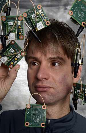 O pesquisador da IBM Hendrik Hamann examina sensores usados para detectar condições ambientais, tais como temperatura, umidade, gases e produtos químicos Foto: Jon Simon/IBM / Divulgação O pesquisador da IBM Hendrik Hamann examina sensores usados para detectar condições ambientais, tais como temperatura, umidade, gases e produtos químicos Foto: Jon Simon/IBM / Divulgação