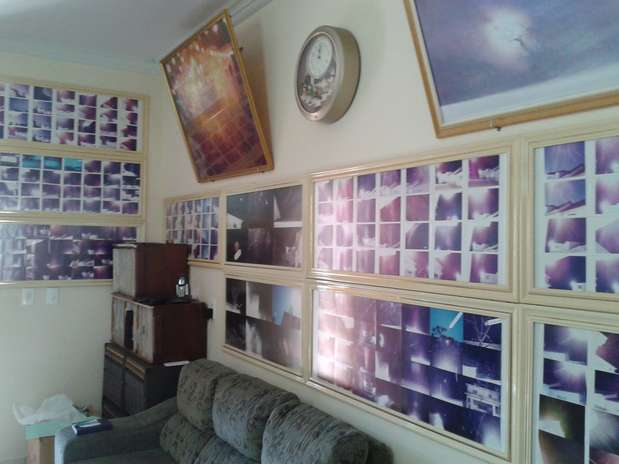 Na sala de estar da casa de Hirota, é possível ver fotos do Sol reveladas em negativo que ele diz serem noturnas e da manifestação de um \"espírito de luz\" Foto: Diogo Alcântara / Terra Na sala de estar da casa de Hirota, é possível ver fotos do Sol reveladas em negativo que ele diz serem noturnas e da manifestação de um \"espírito de luz\" Foto: Diogo Alcântara / Terra
