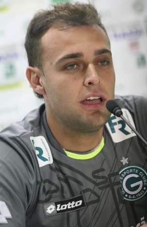 Renan foi apresentado no Goiás e mostrou boas expectativas com nova fase na carreira Foto: Rosiron Rodrigues/Goiás EC / Divulgação Renan foi apresentado no Goiás e mostrou boas expectativas com nova fase na carreira Foto: Rosiron Rodrigues/Goiás EC / Divulgação