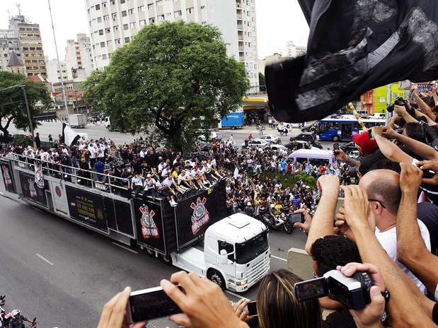 Cássio exaltou a festa da torcida e disse que ajudou muito na conquista do título mundial Foto: Bruno Santos / Terra Cássio exaltou a festa da torcida e disse que ajudou muito na conquista do título mundial Foto: Bruno Santos / Terra