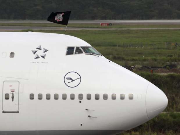 Avião que trouxe o Corinthians ao Japão exibe bandeira do clube Foto: Reuters