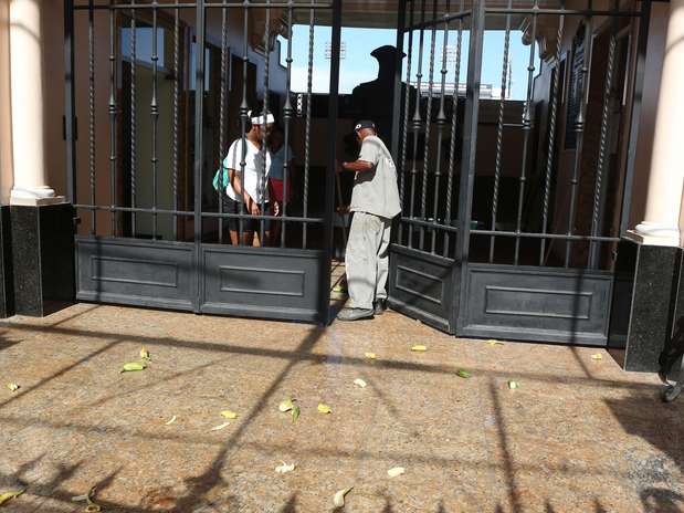 Torcedores foram à sede do clube e pediram a saída de presidente Roberto Dinamite Foto: Cléber Mendes / Agência Lance Torcedores foram à sede do clube e pediram a saída de presidente Roberto Dinamite Foto: Cléber Mendes / Agência Lance