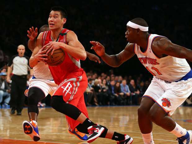 Em sua volta ao Madison Square Garden, Jeremy Lin tem boa atuação em vitória contra ex-time Foto: AFP