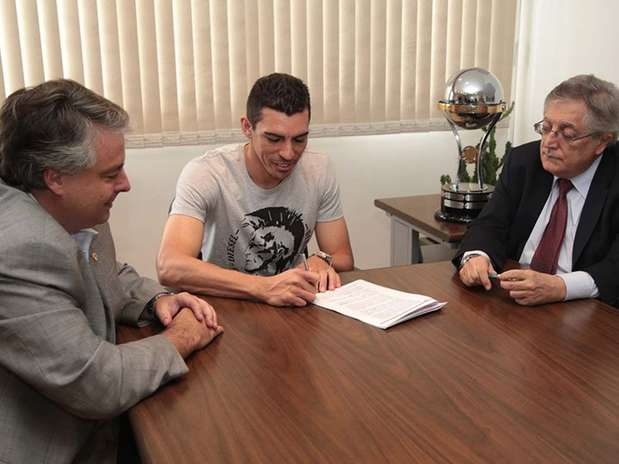 Lúcio assinou contrato com o São Paulo após reunião com a diretoria Foto: São Paulo FC / Divulgação