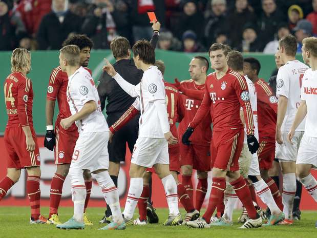 Ribery se desentendeu com coreano Ja-Cheol Koo e recebeu cartão vermelho na vitória do Bayern de Munique Foto: AP Ribery se desentendeu com coreano Ja-Cheol Koo e recebeu cartão vermelho na vitória do Bayern de Munique Foto: AP