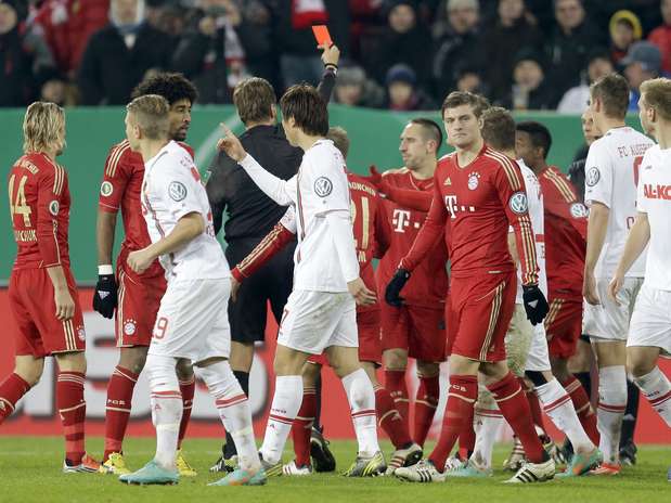 Ribery se desentendeu com coreano Ja-Cheol Koo e recebeu cartão vermelho na vitória do Bayern de Munique Foto: AP