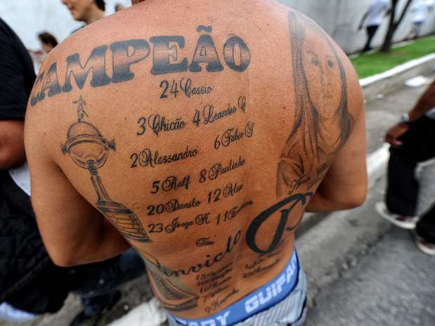 Corintiano tatuou nas costas a formação da equipe titular na final da Copa Libertadores da América contra o Boca Juniors Foto: Fernando Borges / Terra