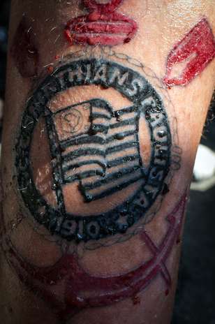 Torcedor exibiu tatuagem que ainda não estava nem concluída Foto: AFP
