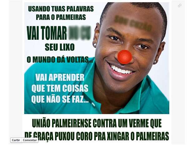Montagem com o rosto do cantor e xingamentos circula na internet nesta terça-feira Foto: Facebook / Reprodução Montagem com o rosto do cantor e xingamentos circula na internet nesta terça-feira Foto: Facebook / Reprodução